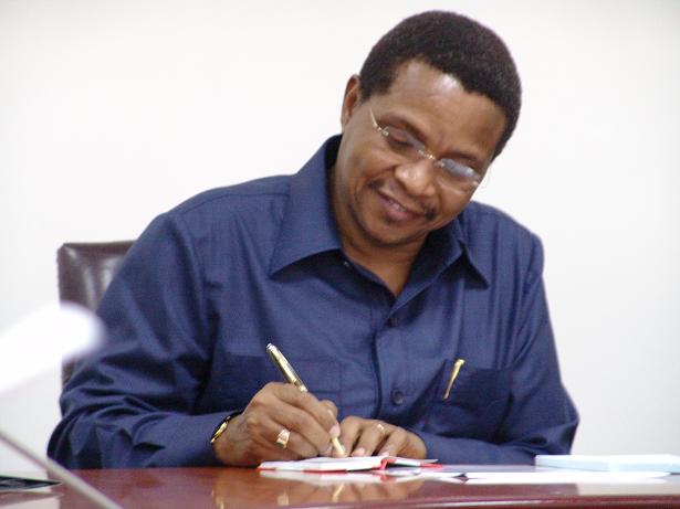 Rais%2BKikwete%2Bakiandika%2Bkitu%2Btoka%2Bhakingowi%2Bblogspot%2B5%2BJanuari%2B2008.jpg