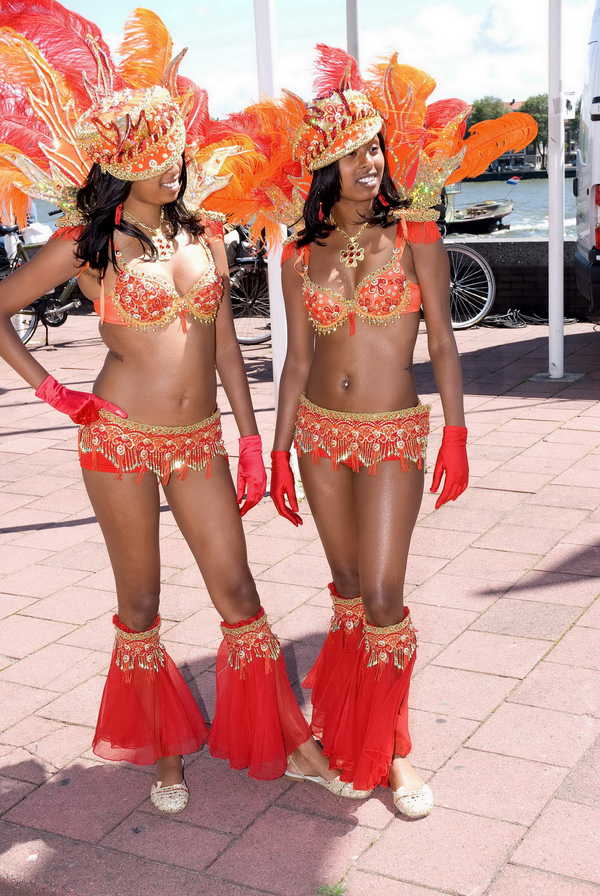 sexy-costumed-samba-carnival-girls2.jpg