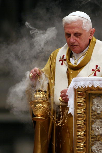 pope_benedict_easter_vigil_2007.jpg