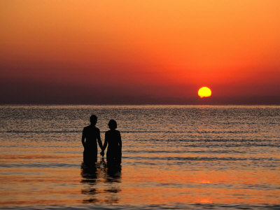 tomlinson-david-couple-holding-hands-at-sunset-over-the-bay-of-alcudia-mallorca-balearic-islands-spain.jpg