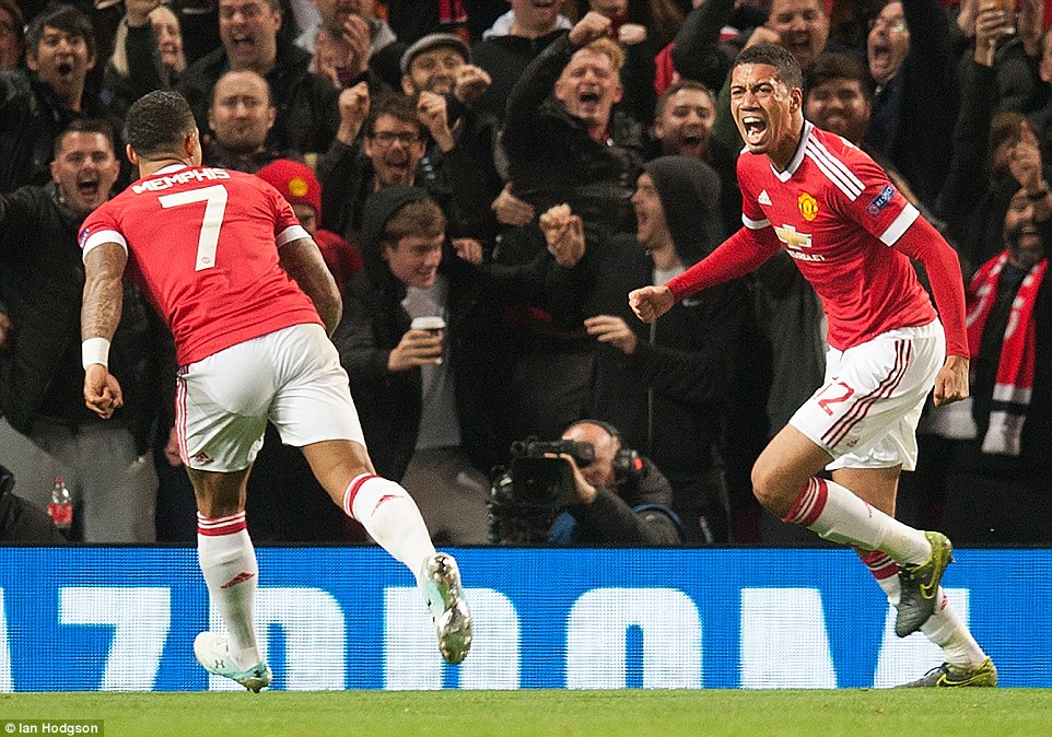 2CF1B37200000578-3255374-Manchester_United_defender_Chris_Smalling_right_celebrates_with_-m-3_1443649611822.jpg