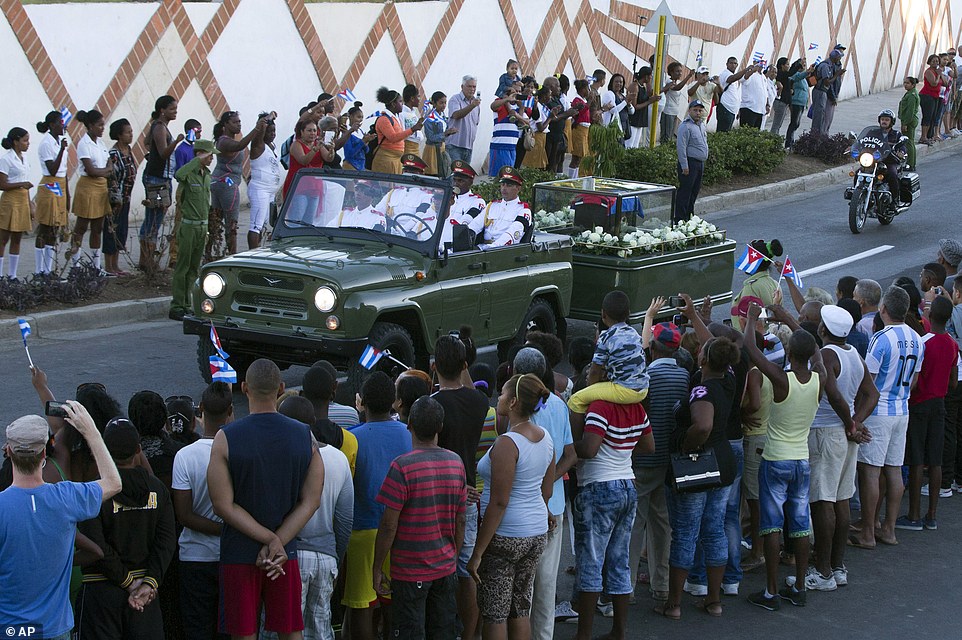 24NM2lGHqv65b78a447e6786f435-3998324-The_motorcade_carrying_the_ashes_of_the_late_Cuban_leader_Fidel_-a-12_1480858682640.jpg
