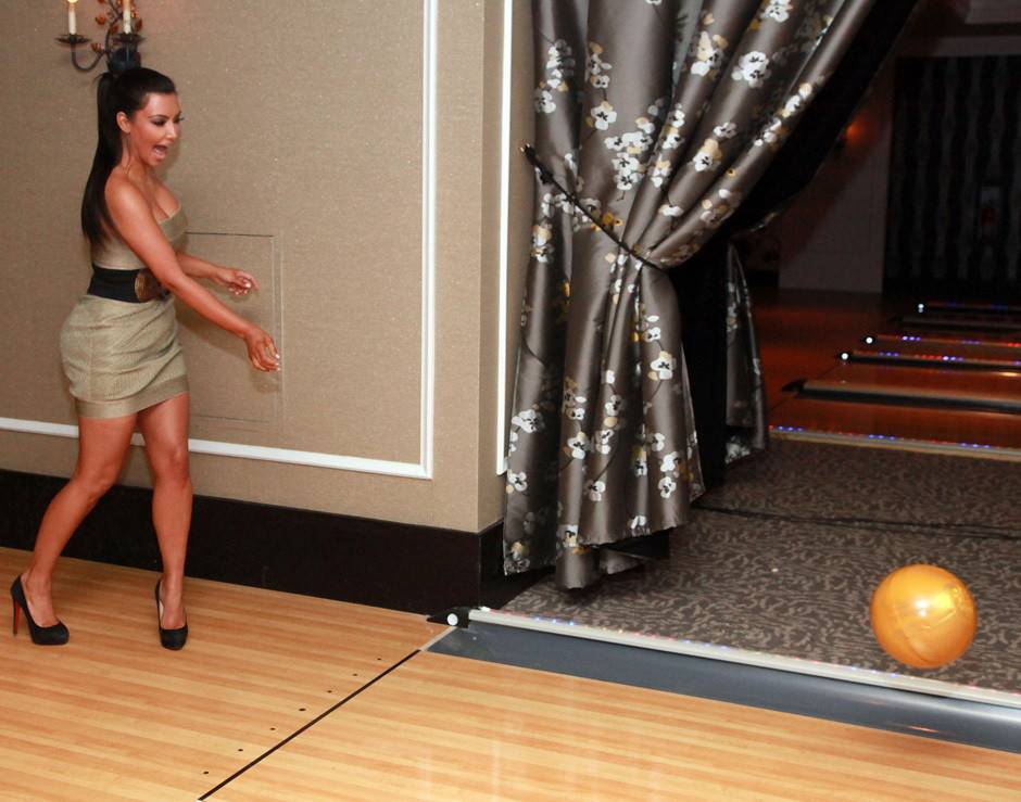 KIM-KARDASHIAN-BOWLING.jpg