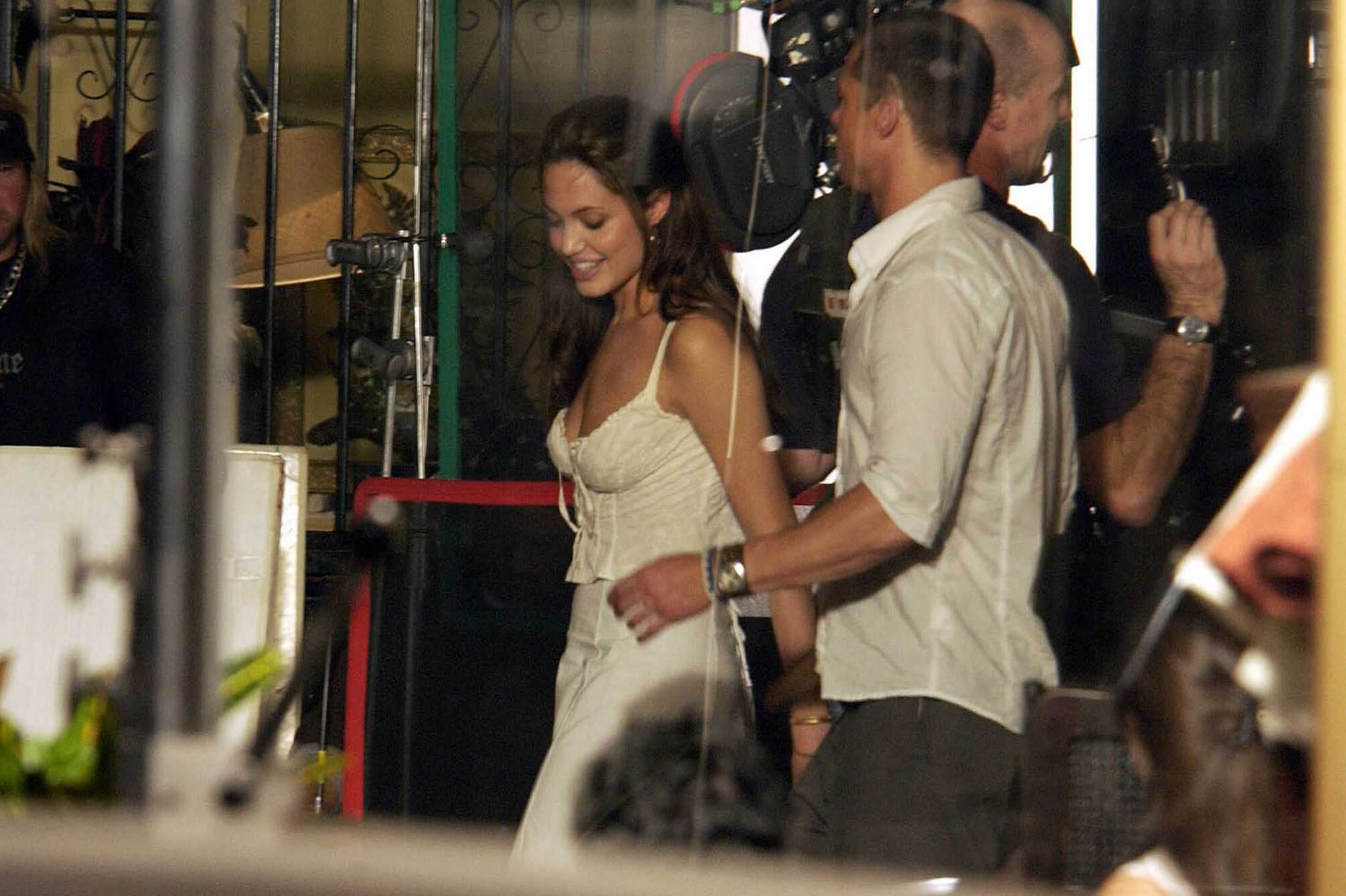 Angelina+Jolie+and+Brad+Pitt+on+the+film+set+of+Mr+and+Mrs+Smith+in+Downtown+Los+Angeles