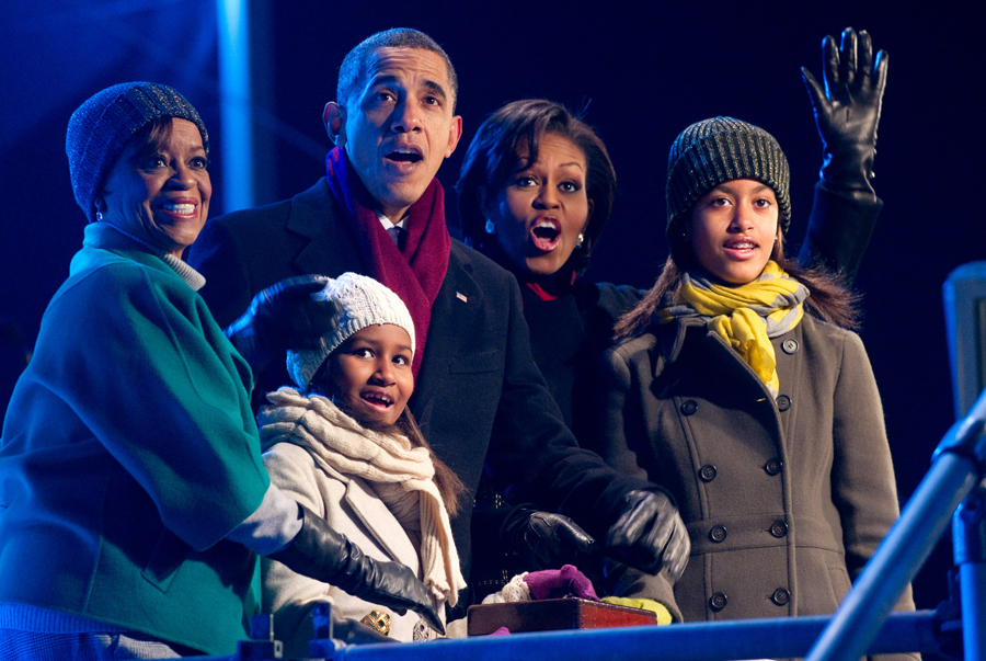 2010-12-10-obamaholidaytree1.jpg