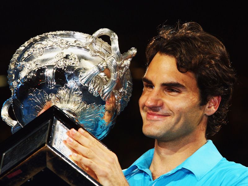 Roger-Federer-Australian-Open-trophy-2010_2413685.jpg