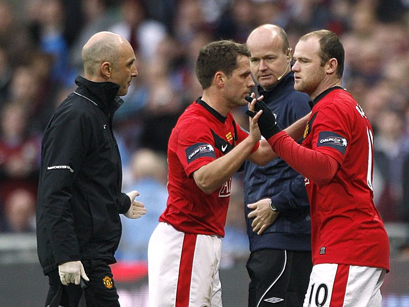 Michael-Owen-Wayne-Rooney-Manchester-United-C_2425557.jpg