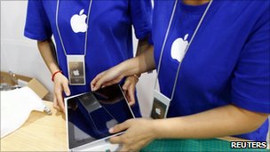 _54562749_fakeapplestoreworkers,reuters.jpg