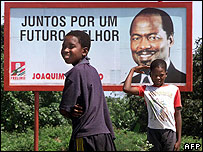 _44191140_chissano_poster_afp203.jpg