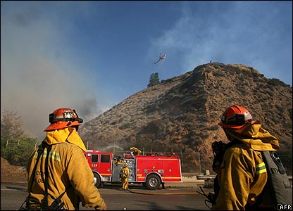 _44193686_malibu_firemen416afp.jpg