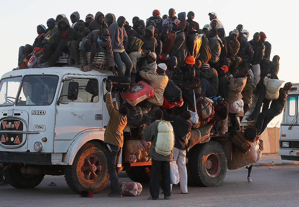 Blacks-try-to-escape-Misrata-041811-by-Chris-Hondros1.jpg