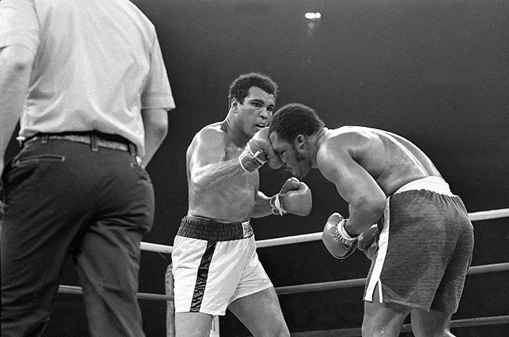 Muhammad-Ali-connects-wit-010.jpg