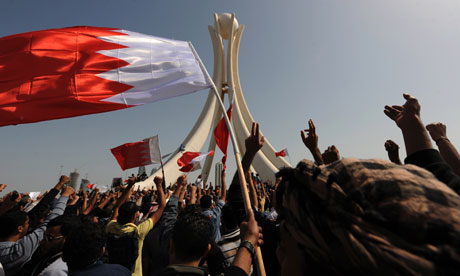 Bahraini-protesters-wave--005.jpg