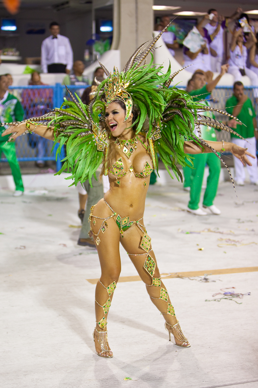 women-in-artistic-fashion-as-thr-part-of-brazil-festival.jpg