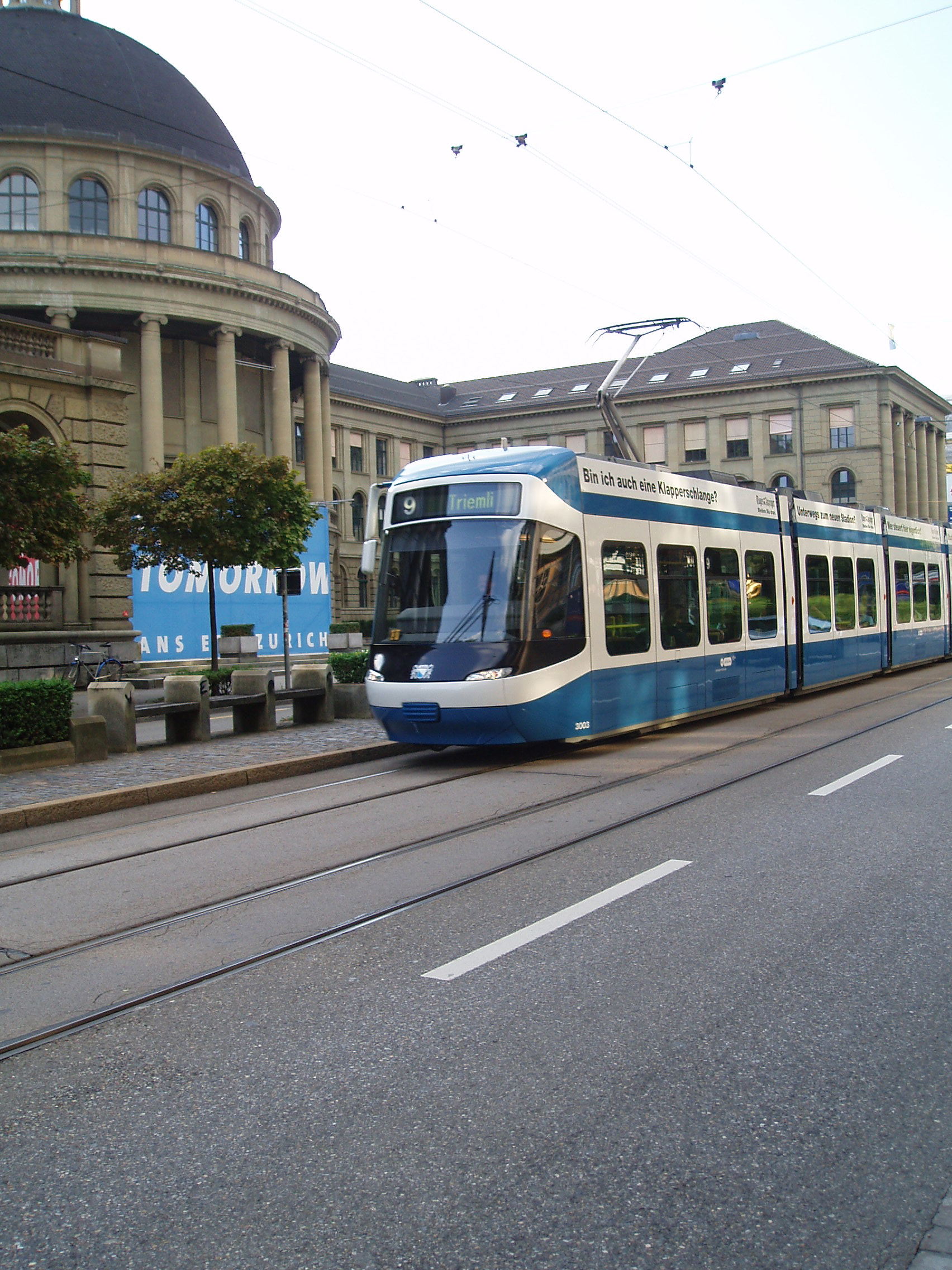 2005_zurich_tram_cobra.jpg