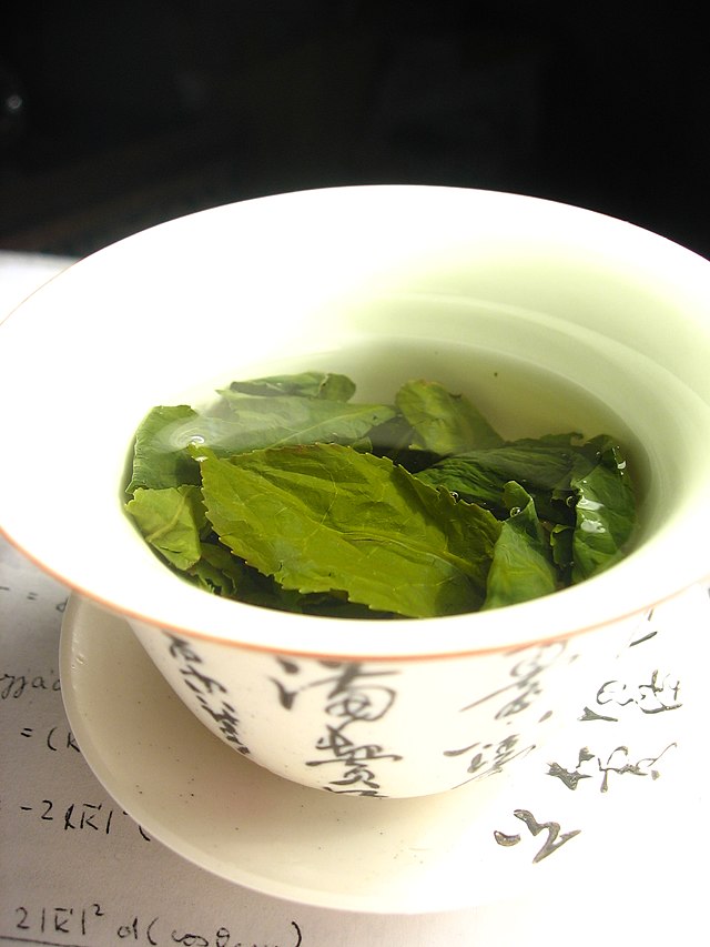 640px-Tea_leaves_steeping_in_a_zhong_%C4%8Daj_05.jpg