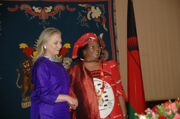 banda-and-clinton-before-holding-thier-bilateral-talks-600x398.jpg