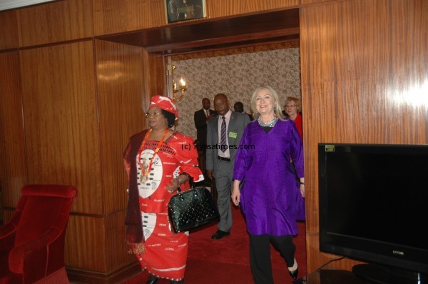 clinton-being-welcomed-at-State-House-600x398.jpg