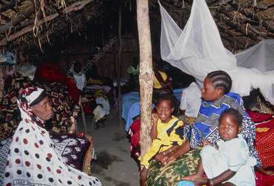 M9350112-Family_in_village_hospital_ward,_Tanzania-SPL.jpg