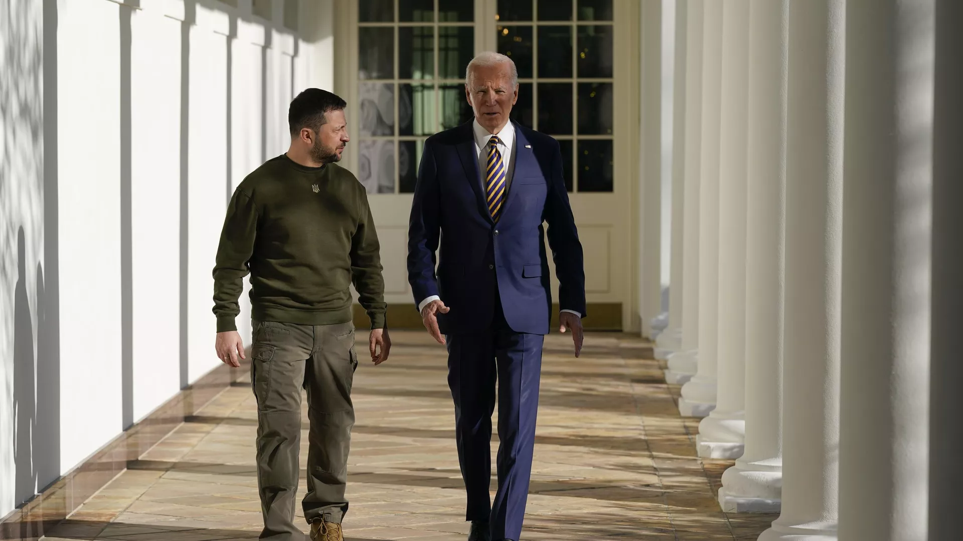 President Joe Biden and Ukrainian President Volodymyr Zelenskyy walk along the Colonnade of the White House, Wednesday, Dec. 21, 2022, in Washington.  - Sputnik International, 1920, 04.11.2023