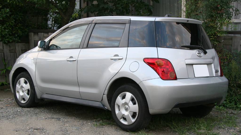 2002-2005_Toyota_ist_rear.jpeg