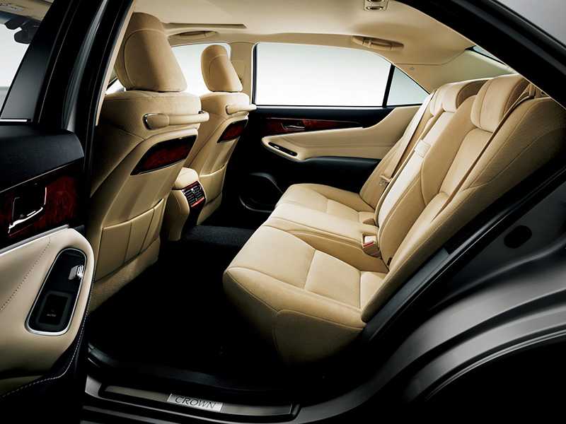 2013-toyota-crown-majesta-7.jpg