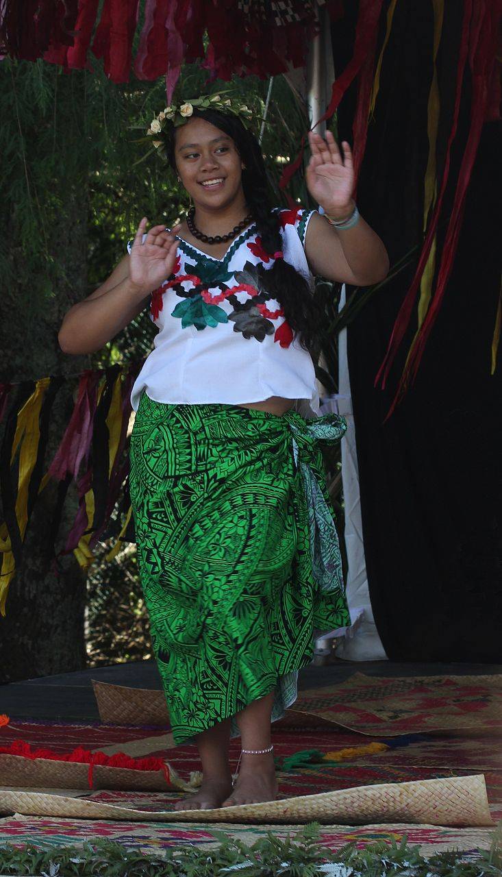 733px-Dancer,_Tuvalu_stage,_2011_Pasifika_festival.jpg