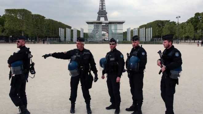 _95804150_frenchpolice.jpg