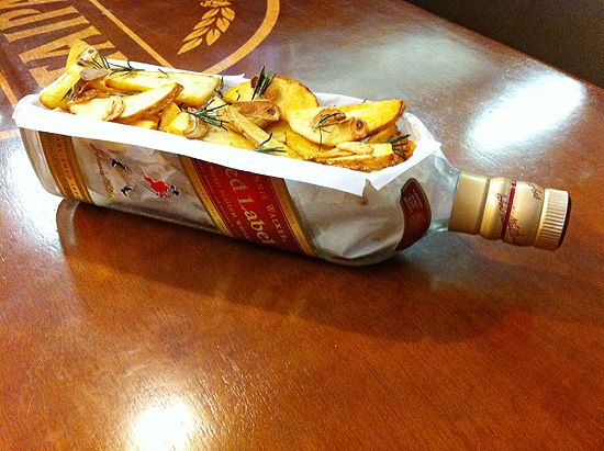 Batatas fritas são servidas em garrafa em nova lan.jpeg