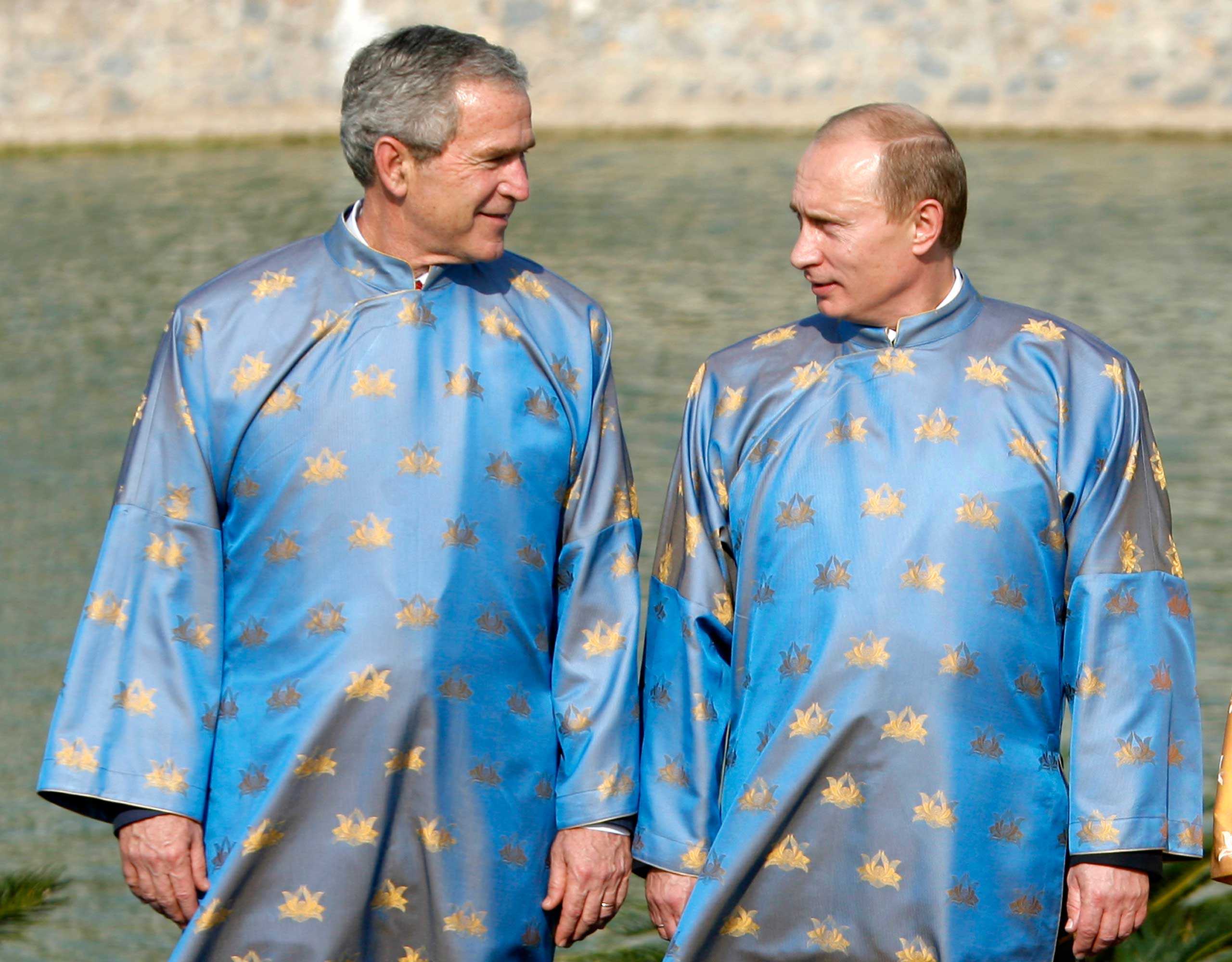 bush-putin-apec-traditional-clothes.jpg