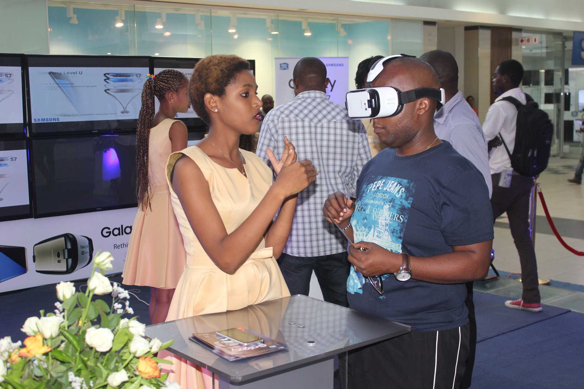 Customers enjoy the GEAR VR Demos,.JPG
