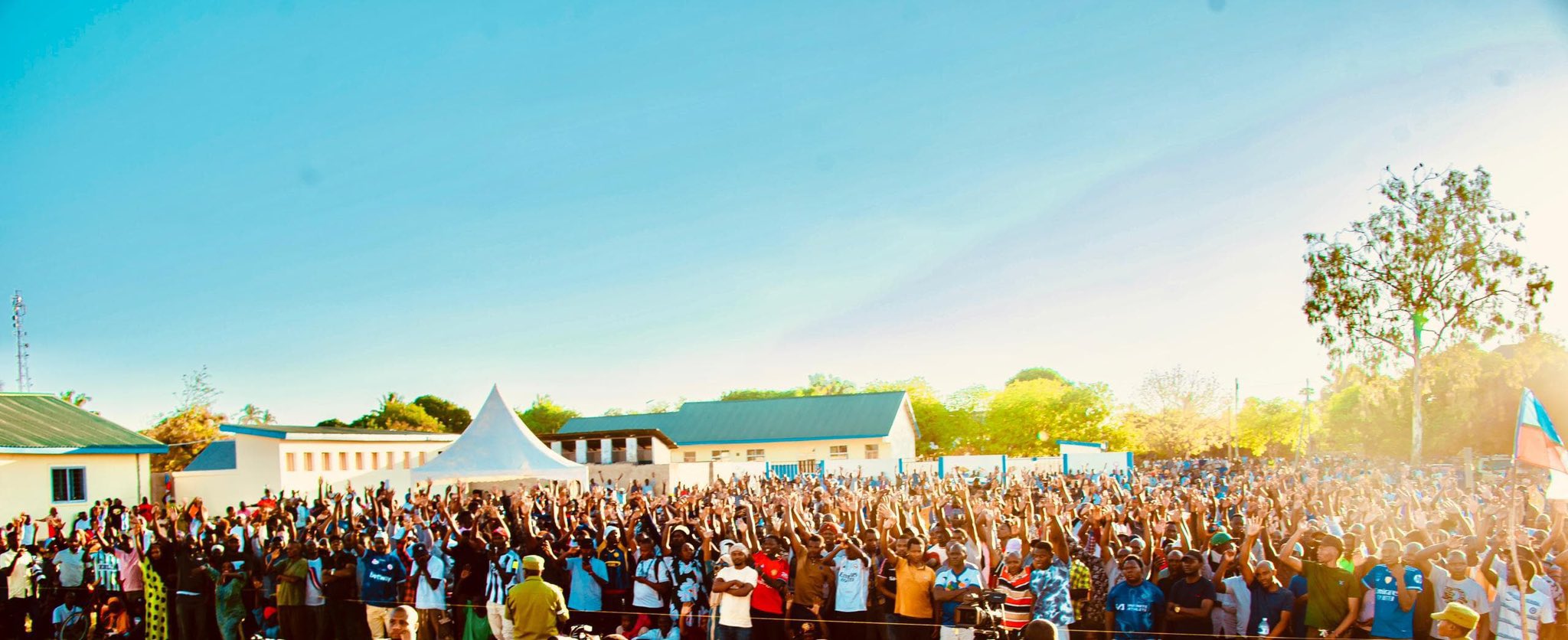 HLwJduNX0AAKDeb.jpeg