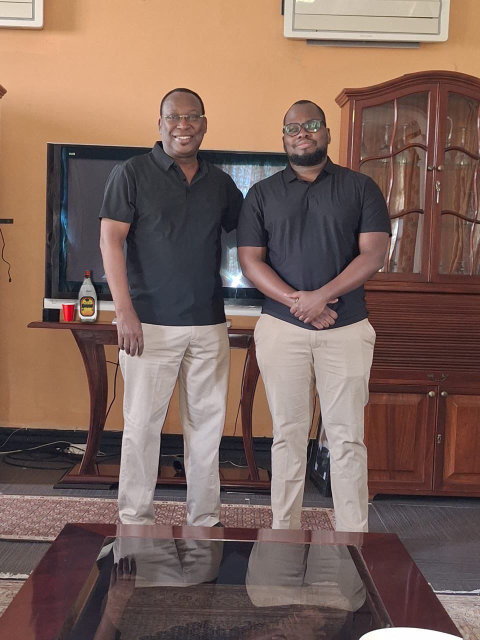 Mbowe apiga picha ikiwa na chupa ya Konyagi nyuma yake