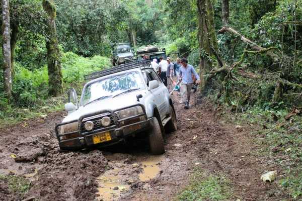 kenya-romance-car-stuck-in-mudd-ariane-marder_big.jpg