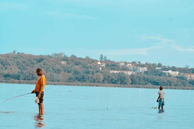 Kisumu_boys-fishing.jpg