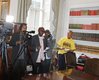 kutoka kulia mwandishi Nguli Freddy macha Akiwa na timu ya urban Pulse wakati wa mkutano.jpg