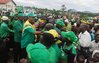 1. Kinana, Nape, Khatib wakisalimia wananchi Uwanja wa Ndege wa Rukwa.jpg