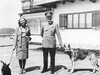 Bundesarchiv_B_145_Bild-F051673-0059,_Adolf_Hitler_und_Eva_Braun_auf_dem_Berghof.jpg