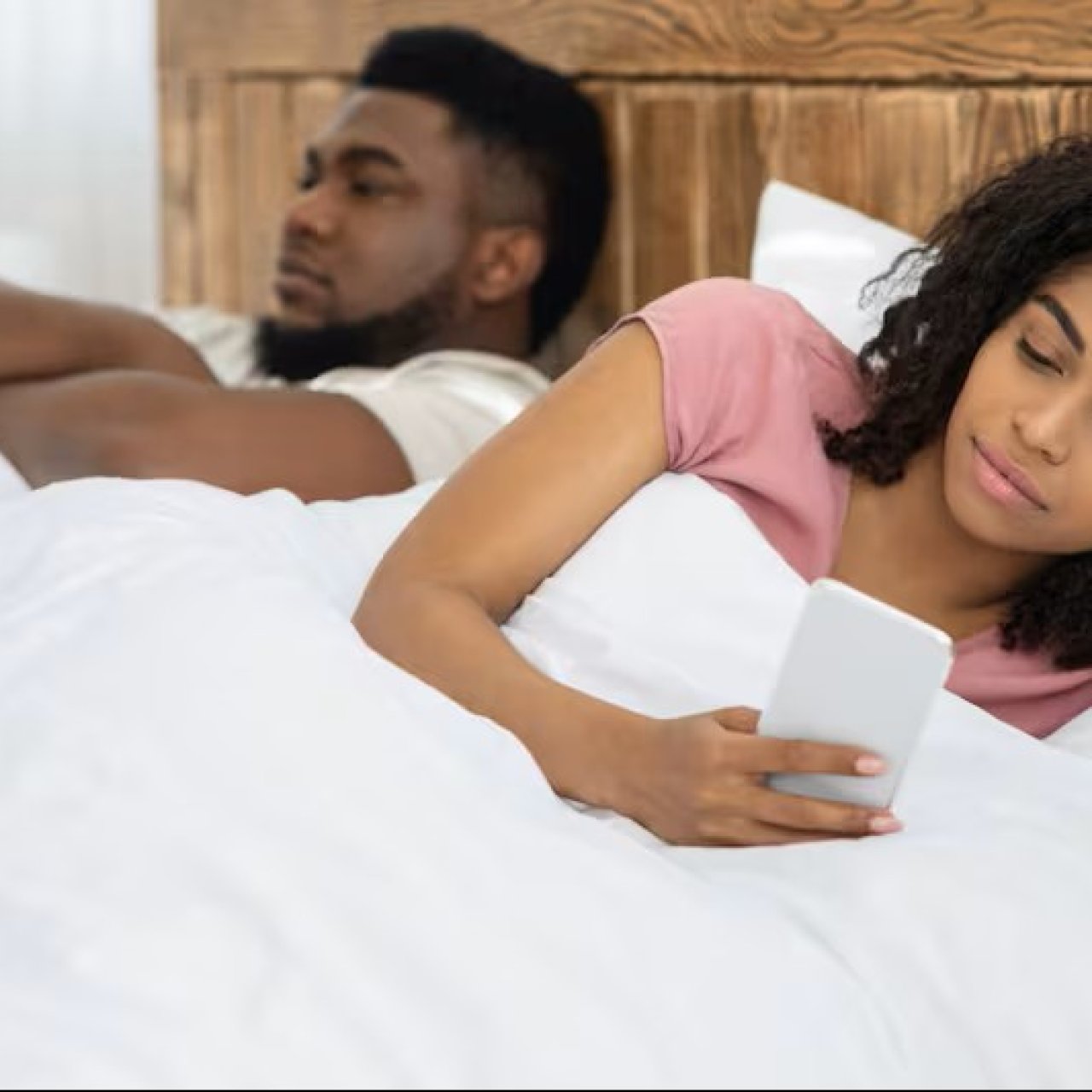 Mpenzi wangu ana-chat sana na ex wake, nikimuuliza anadai ni mazoea tu!