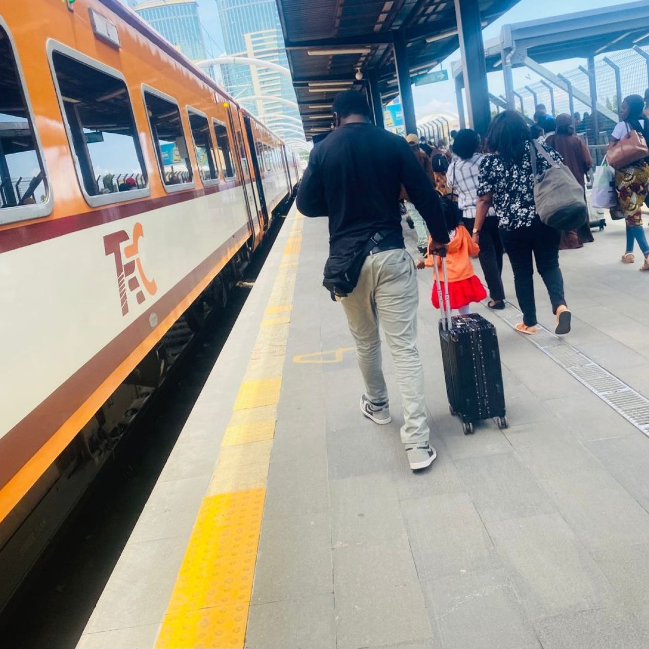 Ujumbe wa sauti wa Vijana wa Hamasa - CCM kwenye Vituo vya SGR usitishwe, unagawa abiria kiitikadi