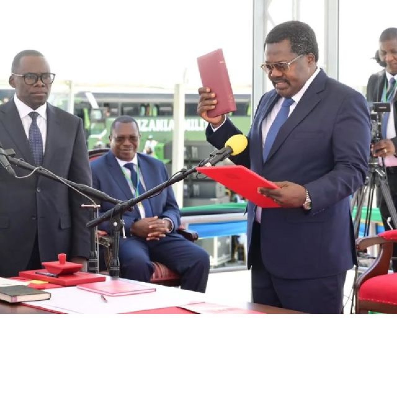 Makamu wa Rais, Dkt. Emmanuel Nchimbi atangaza kustaafu siasa, ajiuzulu