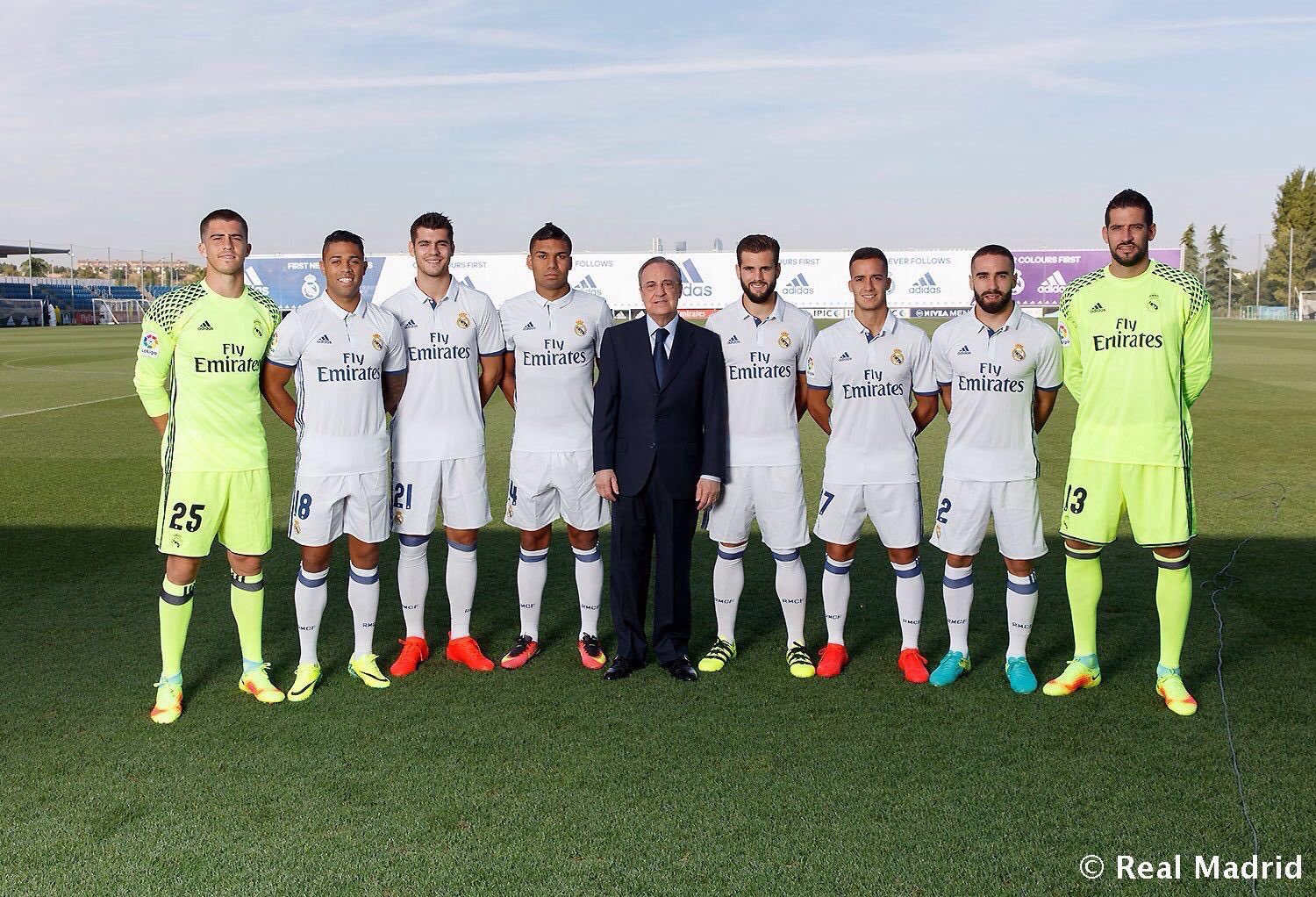 CsLhu9UWAAQ7GCC.jpg:large