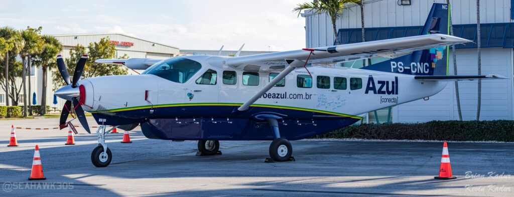 Com escritas na porta, pousa no Brasil o mais novo avião da Azul; veja em  detalhes