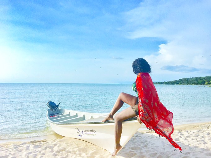 DD6pqhHVYAEwIMm.jpg:small