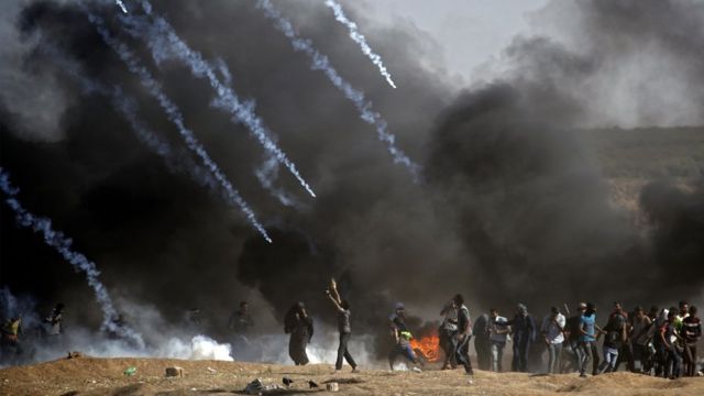 Vitoa machozi vyarusha dhidi ya waandamanaji karibu na mpaka kati ya ukanda wa Gaza na Israel.