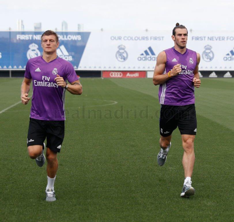 CpgFX4ZWAAAdLms.jpg:large