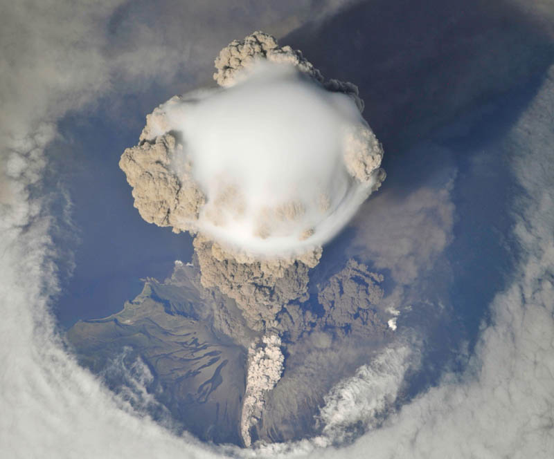 pileus-cloud-sarychev_peak_eruption.jpg