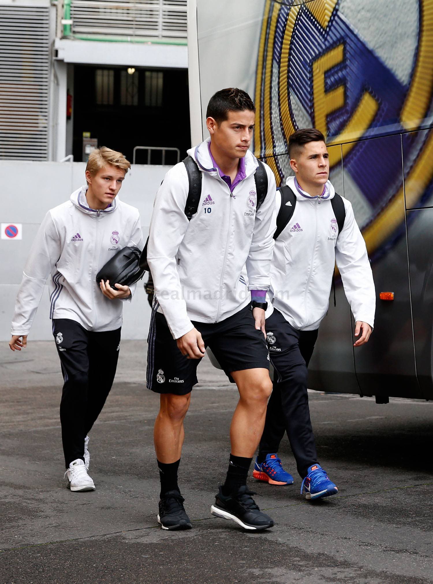 CygeYWgWgAAdB91.jpg:large