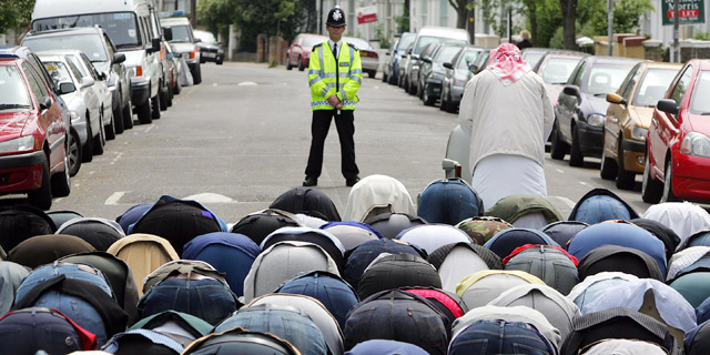 Muslims-at-prayer-in-the-street.jpg