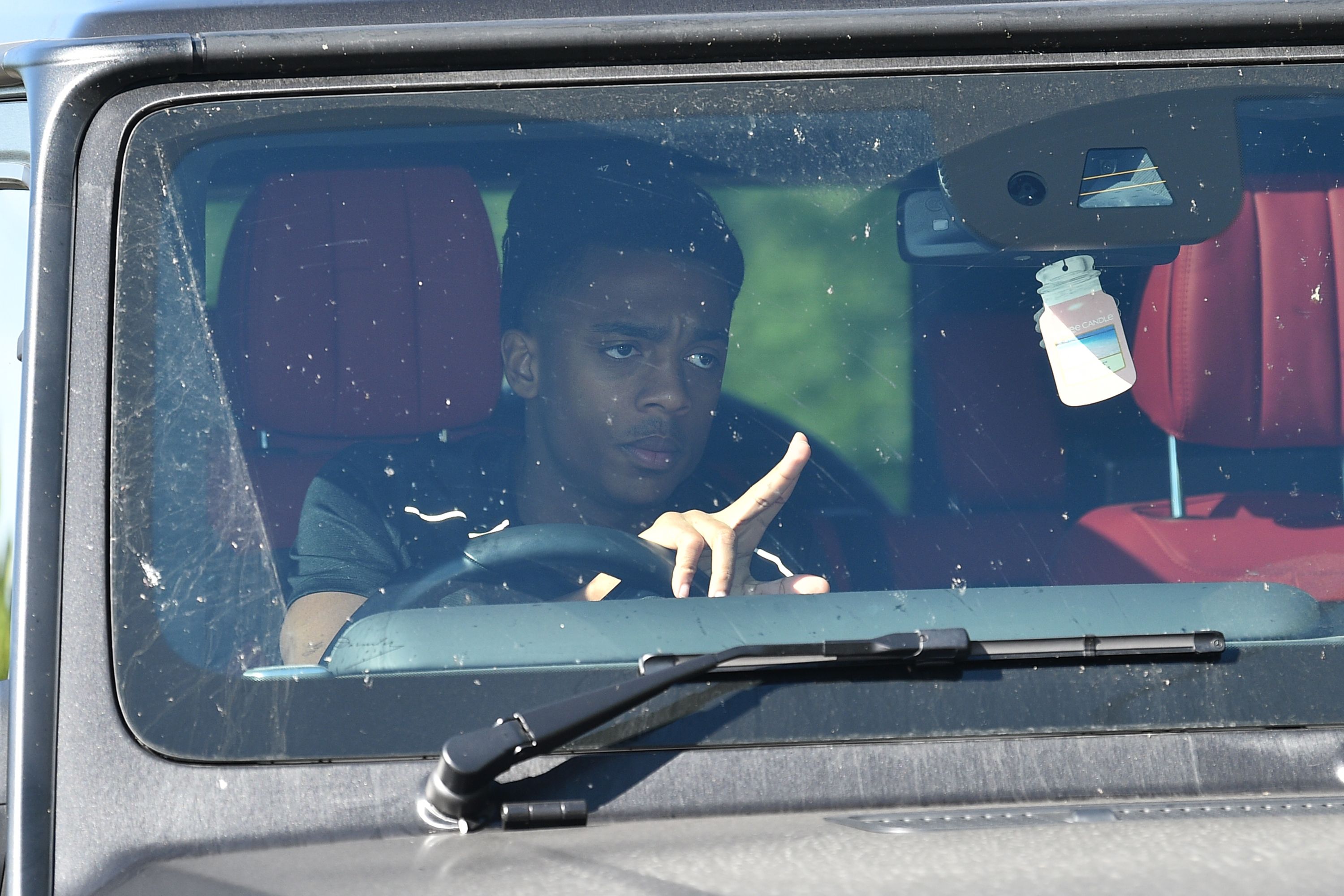 Joe Willock crashed his £140,000 Mercedes jeep into a barrier on the M25 Joe Willock crashed his £140,000 Mercedes jeep into a barrier on the M25